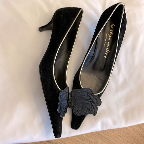 bettye muller velvet pointy toe low heeled pumps.  New without box - Picture 2 of 7